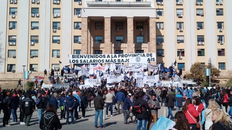 ¿Compromiso con la educación u obligación por acuerdo paritario?